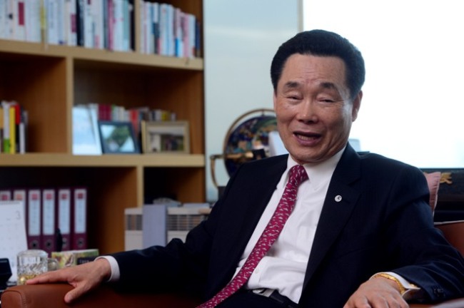 김광석(기업인/참존화장품)
내년에 창립 30주년을 맞는 참존화장품은 신제품 참인셀의 성공에 힘입어 러시아에 수출할 계획을 진행 중에 있다고 참존 김광석 회장이 코리아헤럴드와의 인터뷰에서 밝혔다