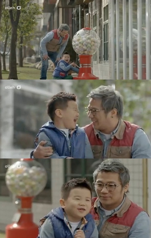 윤민수(좌측부터/가수/음악PD),윤후(윤민수아들)
최근 인터넷 게시판에는 윤민수-윤후 부자가 찍은 올레 LTE 워프 발리편 NG장면 모음 영상이 공개됐다. 영상에는 아빠 윤민수와 함께 CF 촬영을 하고 있는 윤후의 모습이 담겨 있다.