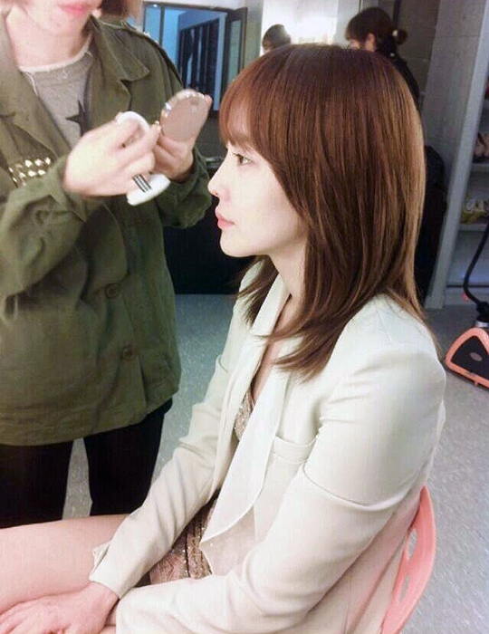 다나(홍성미/가수/천상지희더그레이스)
20일 오후 다나(홍성미)는 “스물여덟”이라는 짧은 멘션과 함께 글과 함께 미용실에서 메이크업을 받고 있는 사진을 한 장 공개했다.