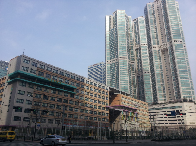 목동이 지난해 침체기를 벗고 봄바람을 타는 분위기다. 지하철 9호선으로 인한 강남발 수요와 중학교 학군수요가 꾸준해 입지와 교육여건이 좋은 곳 위주로 거래량이 늘고 있다. [헤럴드경제DB]