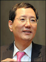 이민화(기업인/교수)
애플과 삼성의 특허전쟁이 보여주듯, 기업간 경쟁은 이제 특허경쟁으로 이동하고 있다. 세계 인터넷통신 선두기업인 씨스코(Cisco)의 경우 지난 10년간 144개의 회사를 인수합병(M&A)해 성장해 왔다. 지금까지 시장경제가 제품과 서비스의 시장을 중심으로 발전해 왔다면, 미래 창조경제는 창조물과 혁신시장을 중심으로 발전할 것이다.