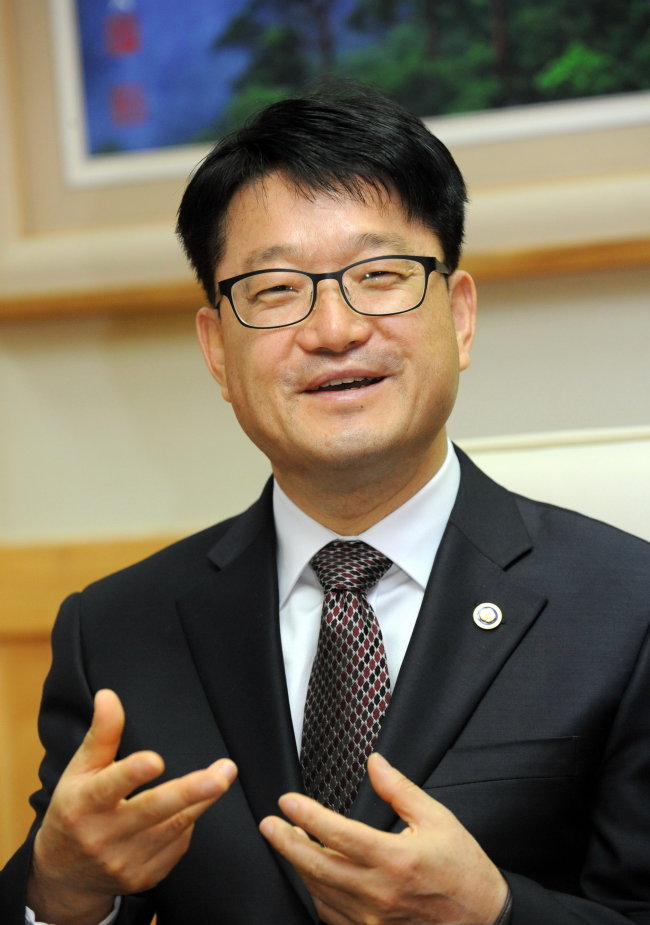 신원섭(정무직공무원/전교수)
21일은 유엔이 제정한 ‘제1회 세계 산림의 날(International Day of Forests)’이다. 산림청(청장 신원섭·사진)은 이를 기념해 서울 대한상공회의소에서 국내외 산림전문가 및 관계자 등 150여명이 참여하는 ‘산림 경관 복원 국제 워크숍’을 개최한다.