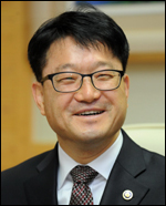 신원섭(정무직공무원/전교수)
21일은 유엔이 제정한 ‘제1회 세계 산림의 날(International Day of Forests)’이다. 산림청(청장 신원섭·사진)은 이를 기념해 서울 대한상공회의소에서 국내외 산림전문가 및 관계자 등 150여명이 참여하는 ‘산림 경관 복원 국제 워크숍’을 개최한다.