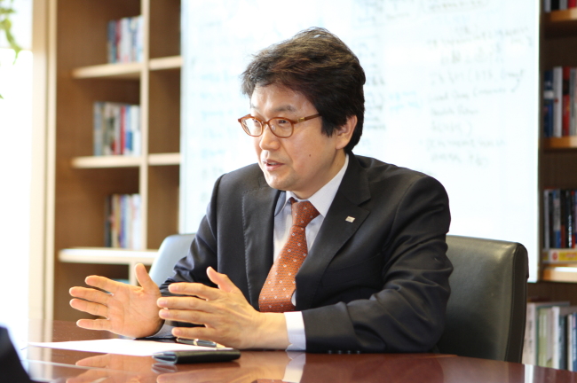 김경록(금융인/미래에셋자산운용)
김 소장은 “은퇴 후 길어야 20년 이겠지 싶지만 생각보다 훨씬 오래 산다”면서 “평균 수명은 79세지만 가장 사망을 많이 하는 연령인 최빈 수명은 그보다 5년을 늦춰야 하기 때문에 50대 초반에 은퇴를 한다면 적어도 30년 이상 삶이 남아있는 셈”이라고 말했다.