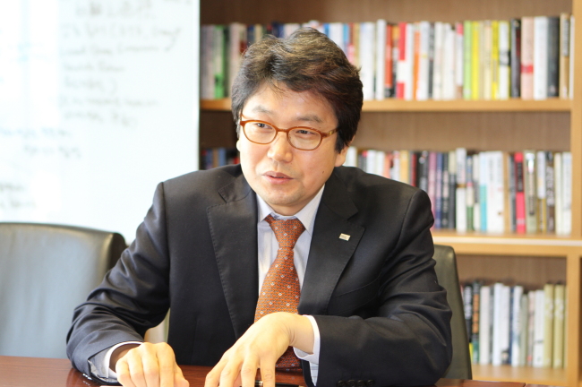 김경록(금융인/미래에셋자산운용)
김 소장은 “은퇴 후 길어야 20년 이겠지 싶지만 생각보다 훨씬 오래 산다”면서 “평균 수명은 79세지만 가장 사망을 많이 하는 연령인 최빈 수명은 그보다 5년을 늦춰야 하기 때문에 50대 초반에 은퇴를 한다면 적어도 30년 이상 삶이 남아있는 셈”이라고 말했다.