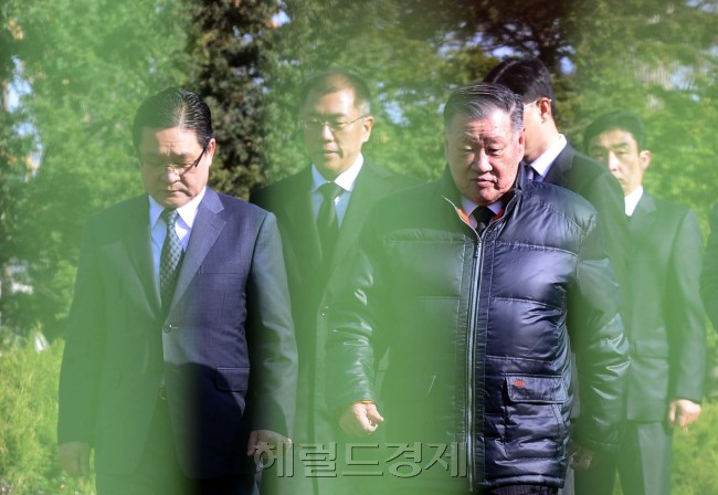고 정주영 현대그룹 명예회장의 12주기인 21일 오전 정몽구 현대기아자동차그룹 회장과 정의선 현대장동차 부회장이 경기도 하남시 창우리 선영 참배를 마치고 차량으로 이동하고 있다. 박해묵 기자/mook@heraldcorp.com
故정주영 명예회장의 12주기인 21일 오전 정몽구(오른쪽) 현대기아자동차그룹 회장과 정의선(가운데) 현대자동차 부회장이 경기도 하남시 창우리 선영 참배를 마치고 이동하고 있다. 박해묵 기자/mook@heraldcorp.com