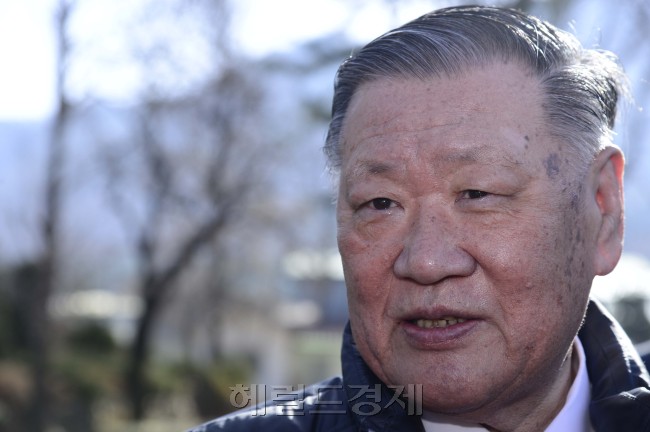 고 정주영 현대그룹 명예회장의 12주기인 21일 오전 정몽구 현대기아자동차그룹 회장이 경기도 하남시 창우리 선영 참배를 마치고 취재진들과 밝은 표정으로 이야기를 하고 있다. 정회장은 소감을 묻는 취재진들에게 "수고가 많다. 다른 가족들은 각자 알아서 참배 오지 않겠느냐" 라고 말했다. 박해묵 기자/mook@heraldcorp.com
고 정주영 현대그룹 명예회장의 12주기인 21일 오전 정몽구 현대기아자동차그룹 회장이 경기도 하남시 창우리 선영 참배를 마치고 취재진들과 밝은 표정으로 이야기를 하고 있다. 정회장은 소감을 묻는 취재진들에게 "수고가 많다. 다른 가족들은 각자 알아서 참배 오지 않겠느냐" 라고 말했다. 박해묵 기자/mook@heraldcorp.com