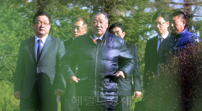 고 정주영 현대그룹 명예회장의 12주기인 21일 오전 정몽구 현대기아자동차그룹 회장과 정의선 현대장동차 부회장이 경기도 하남시 창우리 선영 참배를 마치고 차량으로 이동하고 있다. 박해묵 기자/mook@heraldcorp.com
고 정주영 현대그룹 명예회장의 12주기인 21일 오전 정몽구 현대기아자동차그룹 회장과 정의선 현대장동차 부회장이 경기도 하남시 창우리 선영 참배를 마치고 차량으로 이동하고 있다. 박해묵 기자/mook@heraldcorp.com