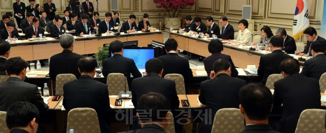 박근혜 대통령이 21일 보건복지부 식품의약품 안전처 업무보고를 듣기전 인사말을 하고 있다..정희조 기자 checho@heraldcorp.com 2013.03.21
박근혜 대통령이 21일 보건복지부 식품의약품 안전처 업무보고를 듣기전 인사말을 하고 있다..정희조 기자 checho@heraldcorp.com 2013.03.21
21일 보건복지부를 시작으로 박근혜 정부의 부처별 업무보고가 시작됐다. 이날 청와대에서 진행된 복지부 업무보고에는 기획재정부를 비롯해 유관부처 관계자도 대거 참석해 박근혜 대통령의 정부 운영 원칙인 ‘부처 간 칸막이 제거’가 첫 시동을 걸었다.  정희조 기자/checho@