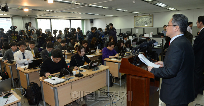 21일 광화문 방통위에서 박재문 네트워크정책국장이  '민,관,군 합동대응팀'을 구성을 통한 전 날  방송국과 금융기관의악성해킹공격대응에 대한 경과를 브리핑하고 있다<br />정희조 기자/checho@heraldcorp.com 130321
21일 광화문 방통위에서 박재문 네트워크정책국장이  '민,관,군 합동대응팀'을 구성을 통한 전 날  방송국과 금융기관의악성해킹공격대응에 대한 경과를 브리핑하고 있다
정희조 기자/checho@heraldcorp.com 130321