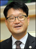 신원섭(정무직공무원/전교수)
21일은 유엔이 제정한 ‘제1회 세계 산림의 날(International Day of Forests)’이다. 산림청(청장 신원섭·사진)은 이를 기념해 서울 대한상공회의소에서 국내외 산림전문가 및 관계자 등 150여명이 참여하는 ‘산림 경관 복원 국제 워크숍’을 개최한다.
