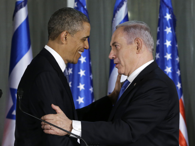 버락오바마(좌측부터/BarackObama/정치인),베냐민네타냐후(BenjaminNetanyahu/정치인)
U.S. President Barack Obama and Israeli Prime Minister Benjamin Netanyahu shake hands as they participate in a joint news conference at the prime minister’s residence in Jerusalem on Wednesday.   AP-Yonhap News