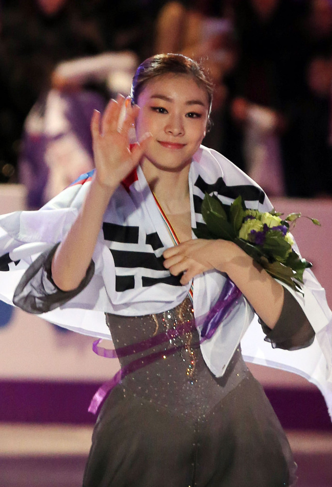 김연아(스케이트선수)
E1(017940)은 ‘피겨 여왕’ 김연아<사진>의 2013 세계피겨스케이팅 선수권대회 우승을 기념, 귀국 인사를 겸한 팬 미팅 행사를 연다. 김연아는 현재 E1의 CF 모델이다.