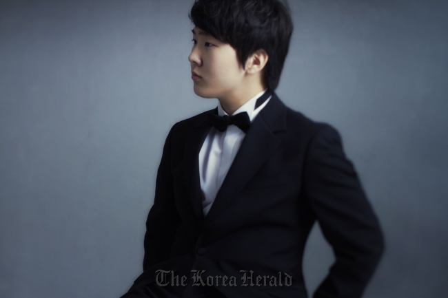 조성진(피아니스트)
There are unfortunate cases where talented young artists hailed as prodigies slip into a dark period of “growing pains” and fail to take the next step in their career. They are often forgotten or labeled “ill-fated genius.”