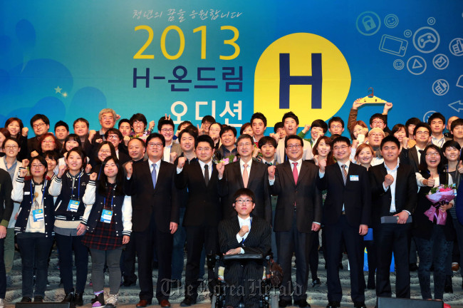 Chung Mong-koo Foundation head Yoo Young-hak (center) poses with 30 teams of venture start-ups that passed the final competition for Hyundai Motor Group’s support program on Wednesday in Seoul.   Hyundai Motor Group