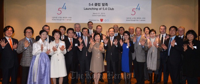 5.4 Club Co-Presidents Choi Jung-hwa (center) and Didier Beltoise (back row, third from left) pose at the 5.4 Club launch ceremony along with other participating members at the Grand Hyatt Seoul on Thursday.   Lee Sang-sub/The Korea Herald