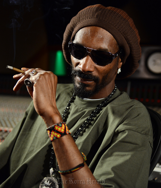 스눕라이언(SnoopLion/가수/영화배우)
Snoop Lion poses for a portrait at the Westlake Recording Studios in Los Angeles on March 5.    AP-Yonhap News