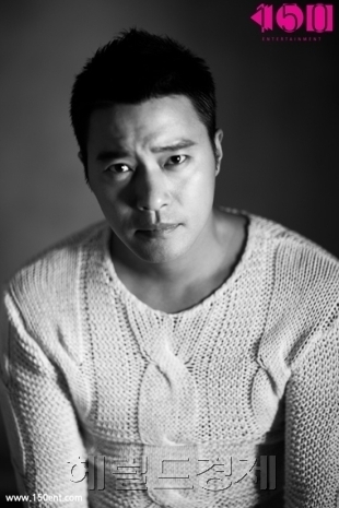 이성욱(가수/R.ef)
음주운전으로 불구속 입건된 90년대 인기그룹 ‘R.ef’ 멤버 이성욱(40)이 면허정지 100일 처분을 받았다.