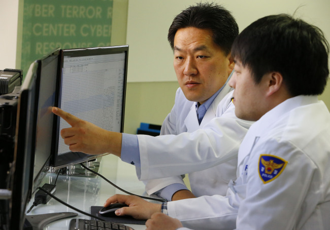 Officials at National Police Agency are analyzing the evidence on Wednesday after the massive hacking attack on South Korea's major broadcasters and banks. (Yonhap News)
