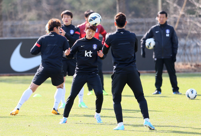National team players take part in a practice session on Thursday.   Yonhap News