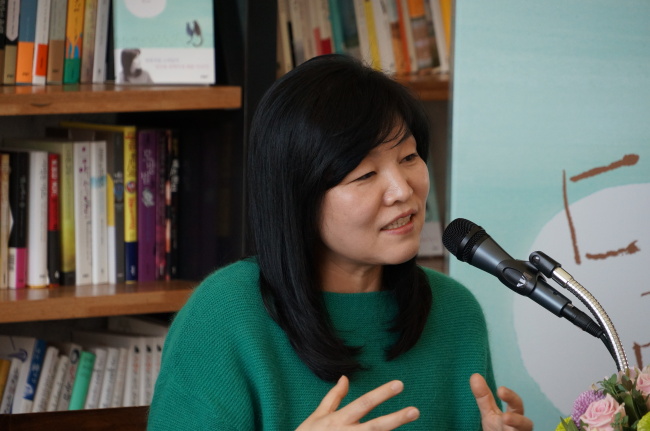 신경숙(소설가)
신경숙이 달라졌다. 여태껏 깊은 감정을 뒤흔드는 글을 써왔던 그녀는 올해 “달에게 들려주고 싶은 이야기”로 경쾌하고 명랑한 작품들을 선보였다. 3월 21일 서울 마포구 동교동 카페에서 그녀는 평소보다 조금은 더 편안해 보이는 인상으로 기자들을 반겼다.