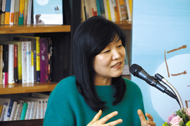 신경숙(소설가)
Author of famous novel “Please Look After Mom” Shin Kyung-sook said her new book “Moonlight Tales” came to her while on a break from writing long novels.