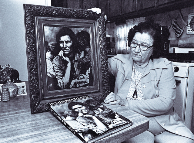 Florence Thompson, the “Migrant Mother” in Dorothea Lange’s famous 1936 photo, holds up her likeness during an interview, Oct. 10, 1978. Modesto Bee/MCT