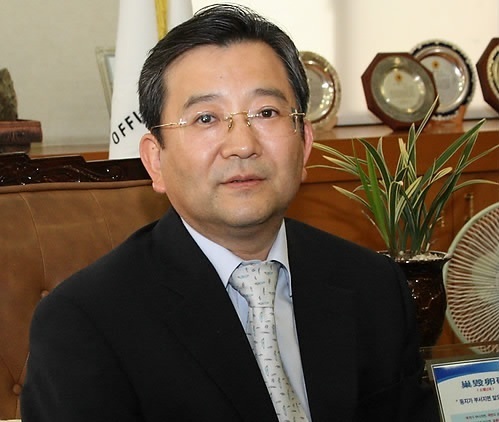 김학의(정무직공무원/전검사)
김 차관은 이날 제출한 입장 자료에서 "모든 것이 사실이 아니지만, 저의 이름과 관직이 불미스럽게 거론된다는 사실 자체만으로도 저에게 부과된 막중한 소임을 수행할 수 없음을 통감하고, 더 이상 새 정부에 누가 되지 않았으면 하는 마음으로 직을 사임하는 것"이라고 말했다.