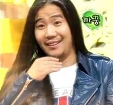 박완규(가수)
가수 박완규가 긴 생머리 때문에 당할 뻔했던 사연을 공개했다.