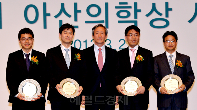 아산사회복지재단(이사장 정몽준)은 21일 오후 용산구 한남동 그랜드 하얏트호텔 그랜드볼룸에서 국내 의학계 최고 권위의 제6회 아산의학상 시상식을 개최했다. 이날 시상식에서는 아산의학상 수상자로 선정된 정종경 서울대학교 생명과학부 교수(기초의학부문)와 권준수 서울대학교 의과대학 교수(임상의학부문)에게 각각 3억 원의 상금을 시상하고, 젊은의학자부문에 2명을 시상하는 등 총 상금 7억 원이 수여됐다. 왼쪽부터 젊은의학자부문을 수상한 이정호 한국과학기술원 의과학대학원 교수, 임상의학부문 수상자 권준수 서울대 의대 교수, 가운데 정몽준 아산재단 이사장, 이정호 한국과학기술원 의과학대학원 교수, 김성한 울산대 의대 교수. 박현구 기자phko@heraldcorp.com 2013.03.21
아산사회복지재단(이사장 정몽준)은 21일 오후 용산구 한남동 그랜드 하얏트호텔 그랜드볼룸에서 국내 의학계 최고 권위의 제6회 아산의학상 시상식을 개최했다. 이날 시상식에서는 아산의학상 수상자로 선정된 정종경 서울대학교 생명과학부 교수(기초의학부문)와 권준수 서울대학교 의과대학 교수(임상의학부문)에게 각각 3억 원의 상금을 시상하고, 젊은의학자부문에 2명을 시상하는 등 총 상금 7억 원이 수여됐다. 왼쪽부터 젊은의학자부문을 수상한 이정호 한국과학기술원 의과학대학원 교수, 임상의학부문 수상자 권준수 서울대 의대 교수, 가운데 정몽준 아산재단 이사장, 이정호 한국과학기술원 의과학대학원 교수, 김성한 울산대 의대 교수. 박현구 기자phko@heraldcorp.com 2013.03.21
