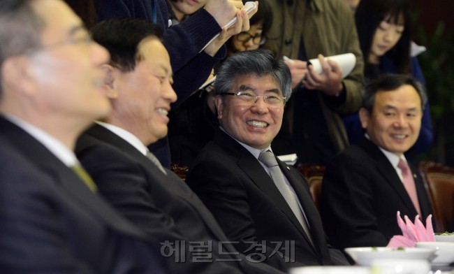 김중수 한국은행 총재가 22일 오전 서울 소공동 한국은행 본관에서 시중은행장들을 초청해 금융협의회를 주재하고 있다. 박해묵 기자/mook@heraldcorp.com
김중수 한국은행 총재가 22일 오전 서울 소공동 한국은행 본관에서 시중은행장들을 초청해 금융협의회를 주재하고 있다. 박해묵 기자/mook@heraldcorp.com