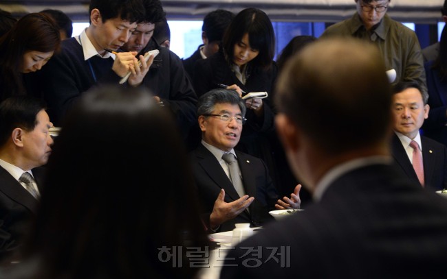 김중수 한국은행 총재가 22일 오전 서울 소공동 한국은행 본관에서 시중은행장들을 초청해 금융협의회를 주재하고 있다. 박해묵 기자/mook@heraldcorp.com
김중수 한국은행 총재가 22일 오전 서울 소공동 한국은행 본관에서 시중은행장들을 초청해 금융협의회를 주재하고 있다. 박해묵 기자/mook@heraldcorp.com