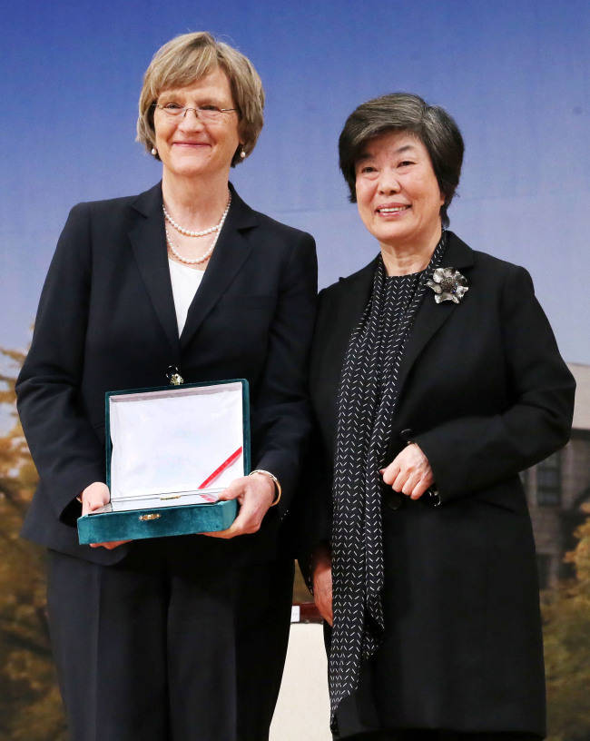 드루길핀파우스트(좌측부터/DrewGilpinFaust/대학총장/전교수) ,장명수(신문인) Harvard University president Drew Gilpin Faust (left) receives the Distinguished Honorary Ewha Fellow award from Chang Myong-sue, chairperson of the Board of Trustees of Ewha Womans University.   Yonhap News