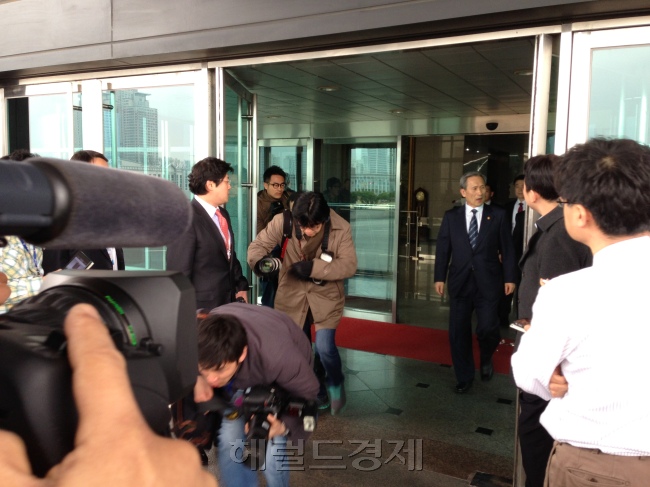 김관진(정무직공무원/전육군)
22일 오전 김병관 국방부 장관 후보자의 사퇴 후 전격 유임이 결정된 김관진 현 국방부 장관이 “나라를 위해 최선을 다하겠다”고 말했다.