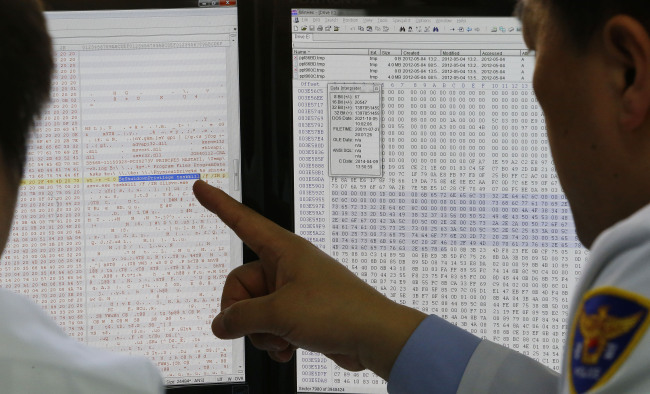 Researchers at the Cyber Terror Response Center analyze Wednesday’s cyber attacks on Thursday. (Yonhap News)