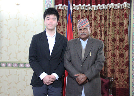 Won Sung-jun, manager of Good Way With Us, and Nepalese President
Ram Baran Yadav (Good Way With Us)