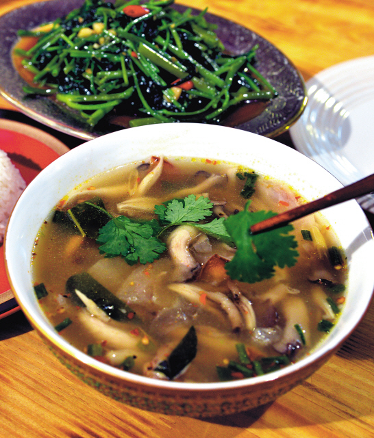 Tuk Tuk Noodle Thai’s tom saep en-nuea (front), a fiery, fragrant soup from the northeastern region Isan, and perennial favorite
pak bung fai daeng, an addictive dish of stir-fried greens. (Park Hyun-koo/The Korea Herald)