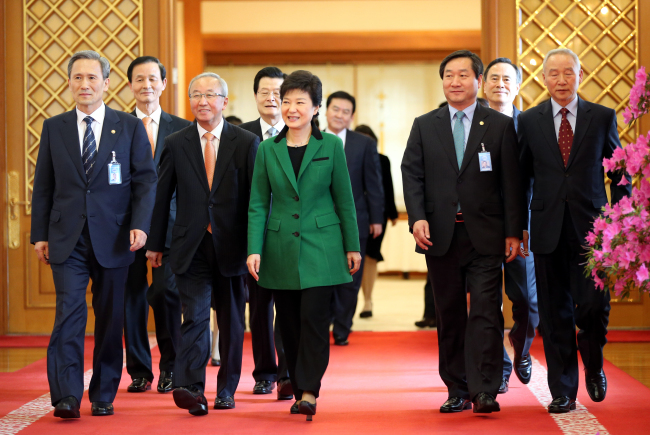 President Park Geun-hye walks with Defense Minister Kim Kwan-jin (from far left), National Security Office chief Kim Jang-soo and Deputy Prime Minister for Economy Hyun Oh-seok after the appointment ceremony at Cheong Wa Dae on Friday. (Chung Hee-cho/The Korea Herald)