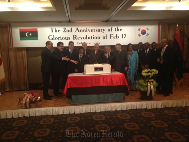 Libyan Charge d’Affaires Otman S.M. Daouki (center) is joined by envoys from the Middle East and Africa in a cake-cutting ceremony during a reception on Monday celebrating the second anniversary of the Libyan revolution that toppled strongman Moammar Gadhafi.   Philip Iglauer/The Korea Herald