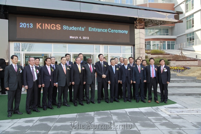 Kenyan Ambassador to Korea Ngovi Kitau (center) is joined by academic and government officials in a group photo during a ceremony lauding the incoming class of KEPCO’s school for nuclear power professionals in Ulsan on March 4.   Kenyan Embassy