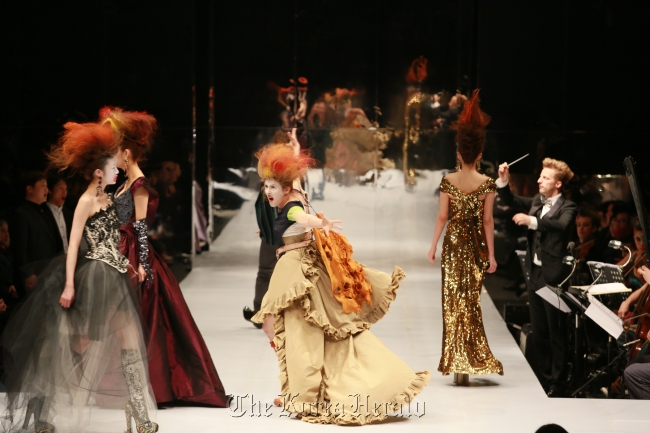 A scene from “Semele Walk” held on Friday evening at the Tongyeong Arts Center   TIMF