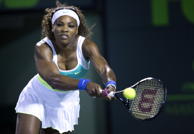 Serena Williams returns a shot against Ayumi Morita on Saturday.   AP-Yonhap News