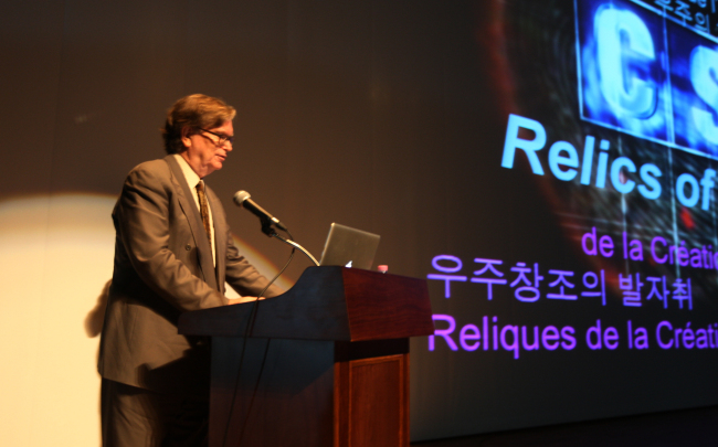 George F. Smoot, a Nobel laureate and professor at the University of California, Berkeley, gives a lecture in Songdo Global University in Incheon on Saturday.   Yonhap News