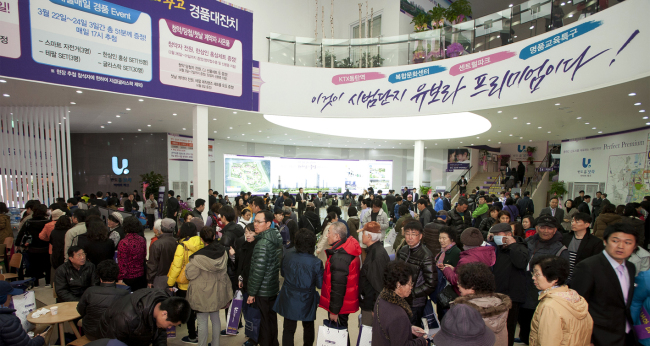 저렴한 분양가와 우수한 입지를 앞세운 동탄2신도시와 서울 마포지역 아파트 청약이 연이어 성공하면서 수도권 분양시장에 대한 기대감을 키우고 있다. 사진은 최근 견본주택을 오픈한 동탄2신도시의 반도유보라 아이비파크의 견본주택 전경.