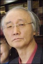 마광수(작가/교수)
마광수(61ㆍ사진) 연세대 국어국문학과 교수가 자신의 강의를 듣는 수강생들에게 수업 교재를 구입한 영수증을 리포트에 첨부해 제출토록 한 사실이 논란이 되고 있다. 수업 교재가 모두 마 교수의 저서인 탓에 일부 학생 사이에선 “책 장사를 하고 있다”는 비판이 나오는 상황이다.