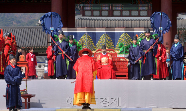 24일 오후 경복궁 홍례문 앞에서 한국문화재보호재단이 조선시대 국왕이 친히 수문장을 낙점(임명)하는 조선시대 수문장 임명의식 재현행사를 가졌다. 이번에 열린 조선시대 수문장 임명의식은 조선왕조실록 예종 1년(1469)의 수문장제도 설치와 수문장 임명 기록을 역사적 근거로 재현했다.<br />이상섭 기자. babtong@heraldcorp.com 2013.03.24
24일 오후 경복궁 홍례문 앞에서 한국문화재보호재단이 조선시대 국왕이 친히 수문장을 낙점(임명)하는 조선시대 수문장 임명의식 재현행사를 가졌다. 이번에 열린 조선시대 수문장 임명의식은 조선왕조실록 예종 1년(1469)의 수문장제도 설치와 수문장 임명 기록을 역사적 근거로 재현했다.
이상섭 기자. babtong@heraldcorp.com 2013.03.24