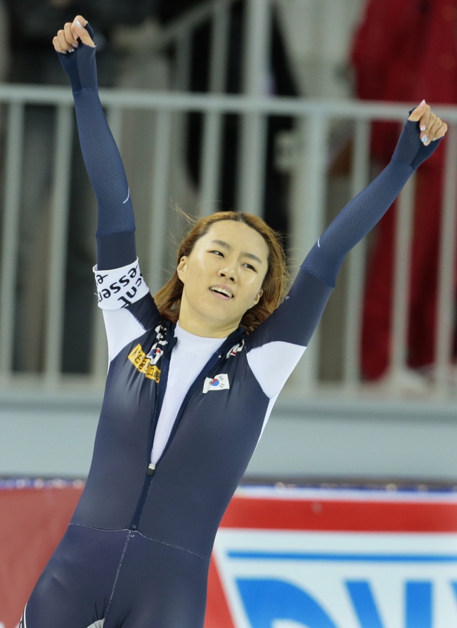 Korea’s Lee Sang-hwa celebrates her 500-meter victory.   AP-Yonhap News