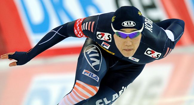 Korea’s Mo Tae-bum competes in the 500-meter race.   Yonhap News