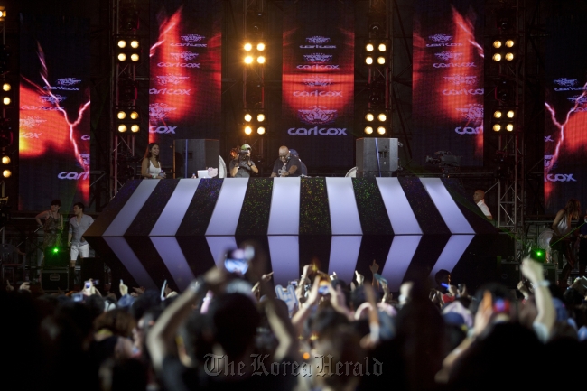 DJ Carl Cox spins at last year’s UMF Korea at the Olympic Stadium on Aug. 4.   UMF Korea