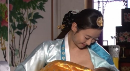 송선미(탤런트/영화배우)
의견이 분분했던 배우 송선미의 모유수유 장면에 이어 이번에는 김현주의 ‘전라 뒷모습’이 여과없이 전파를 탔다. 2회 방송으로 ‘논란거리’를 만들어낸 종합편성채널 JTBC의 새 주말극 ‘궁중잔혹사-꽃들의 전쟁’은 이유를 막론하고 시청자들의 눈도장만큼은 확실히 찍은 셈이 됐다.